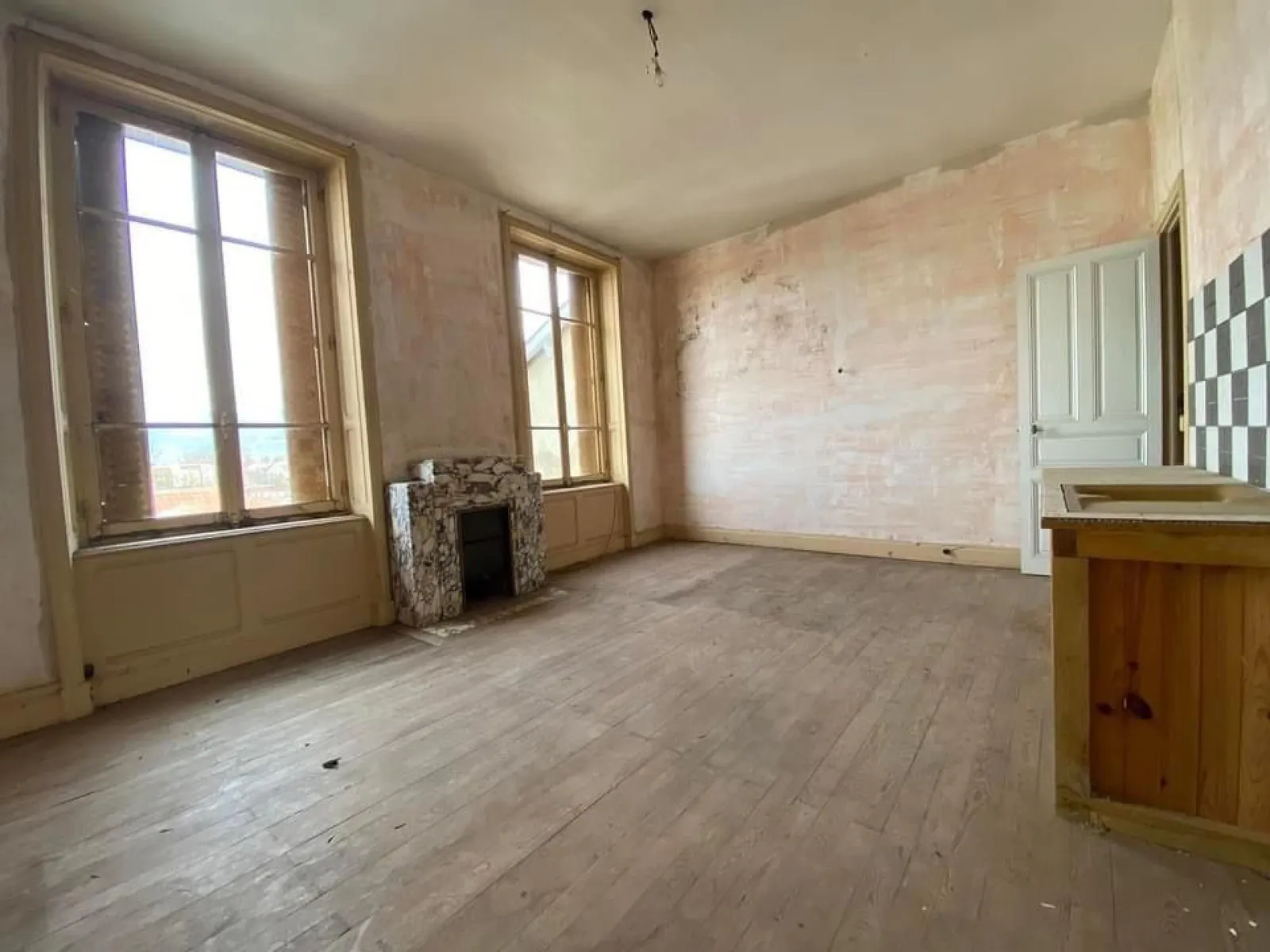 Immeuble spacieux et polyvalent situé dans le CENTRE VILLE D 'AMBERT. - Photo 1