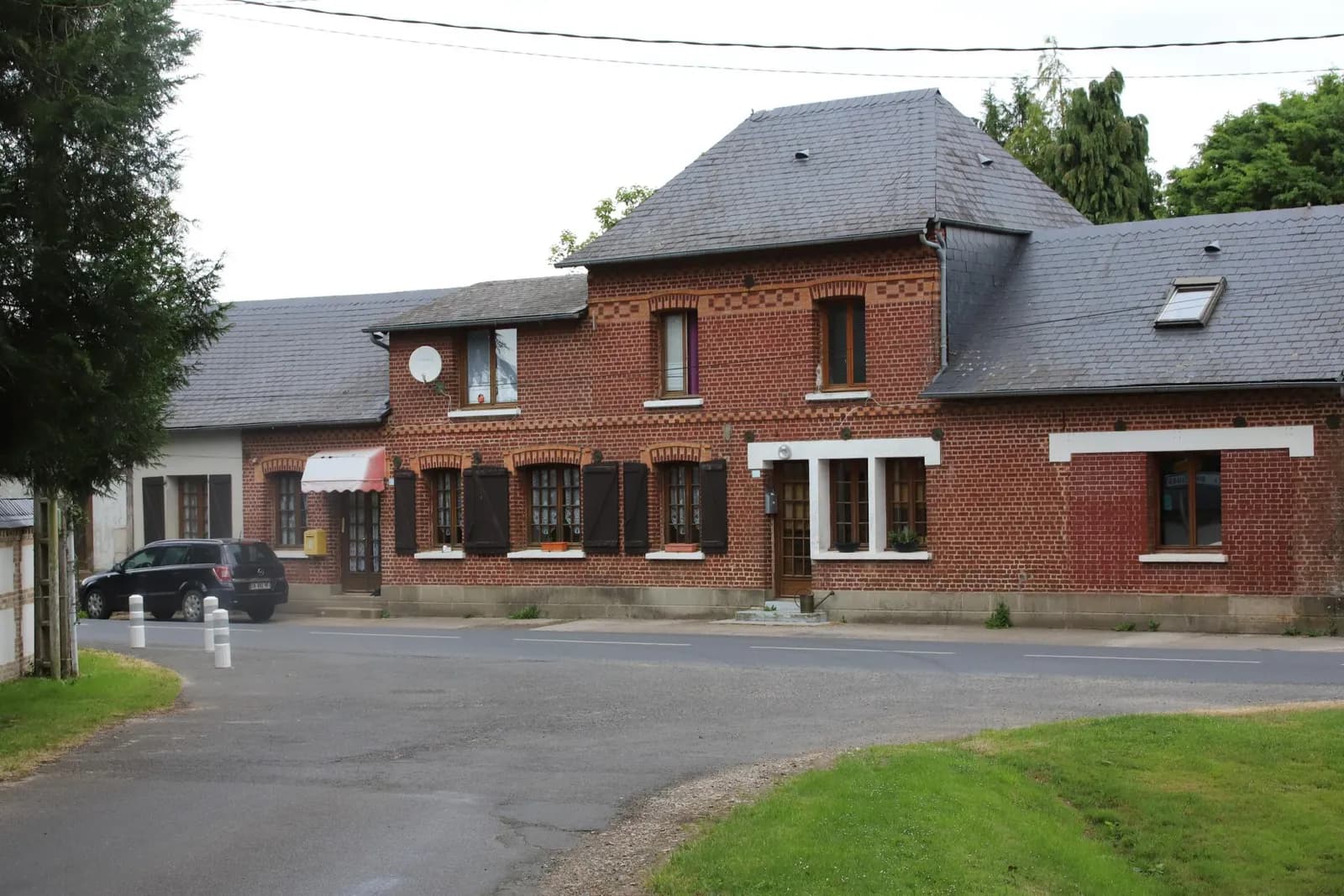 Aumale : Investisseurs, Immeuble composé de 2 appart, 4 studios. Bon rendement. - Photo 1