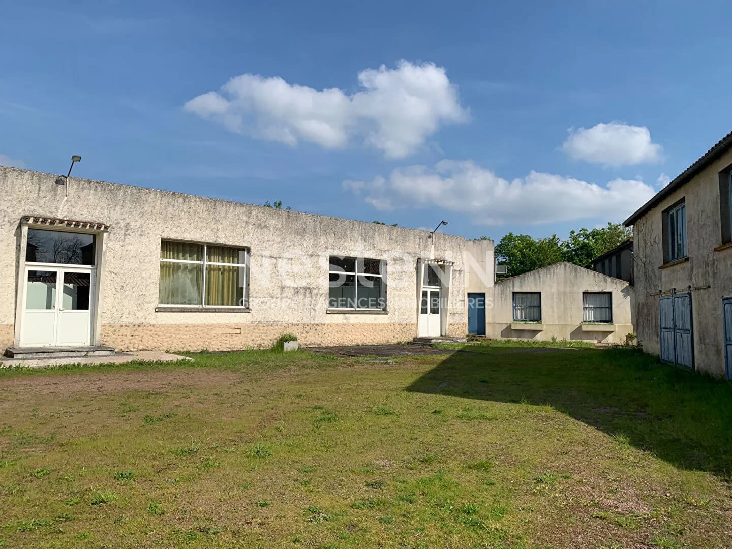 Ensemble immobilier ancien restaurant avec salle de réception à Noirterre - Photo 1