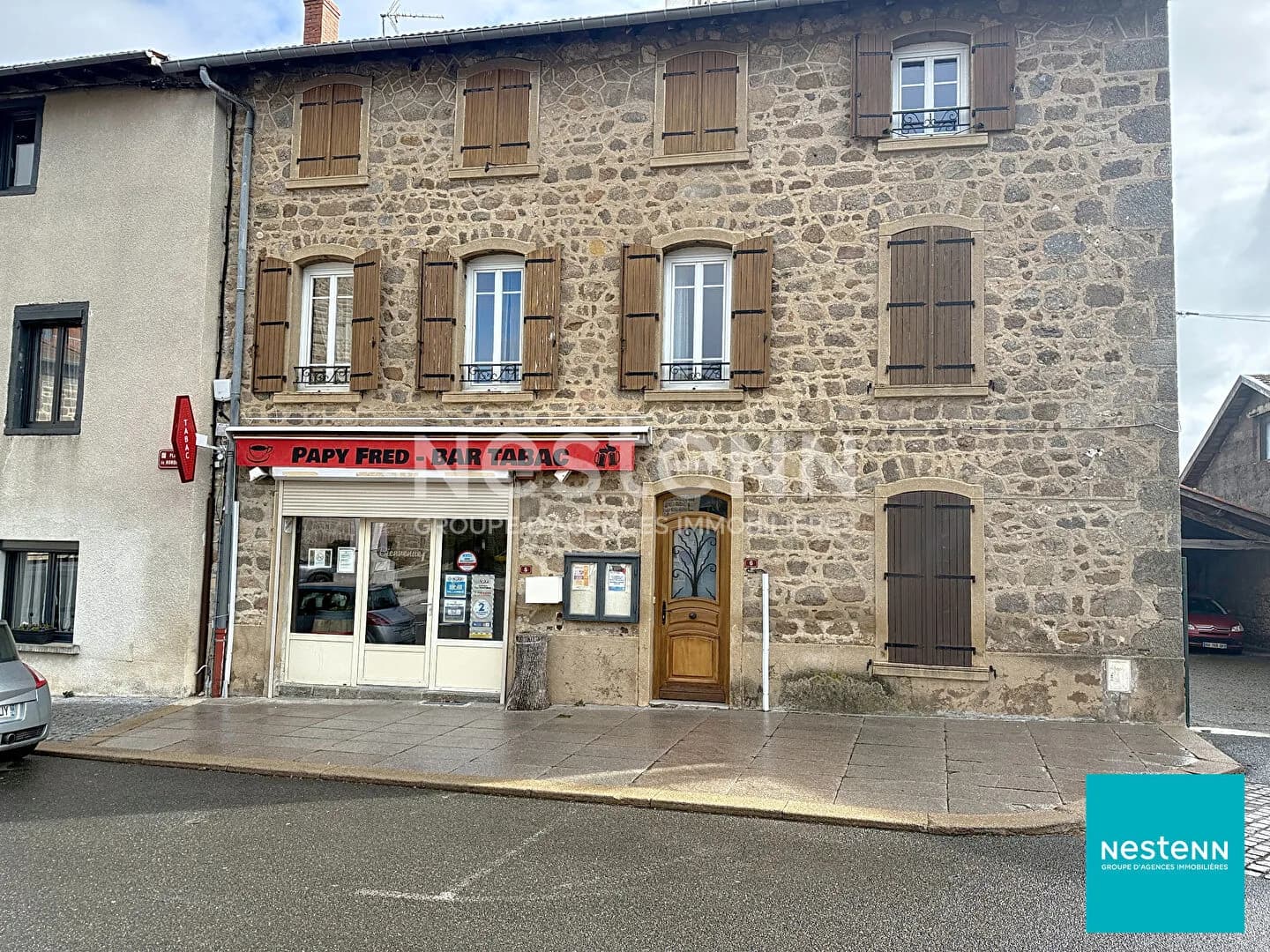 A 15 minutes de Feurs, centre Haute Rivoire bel immeuble en pierre avec local commercial en RDC d'environ 128 m2 et appartement de 150 m2 habitables sur deux étages. - Photo 1