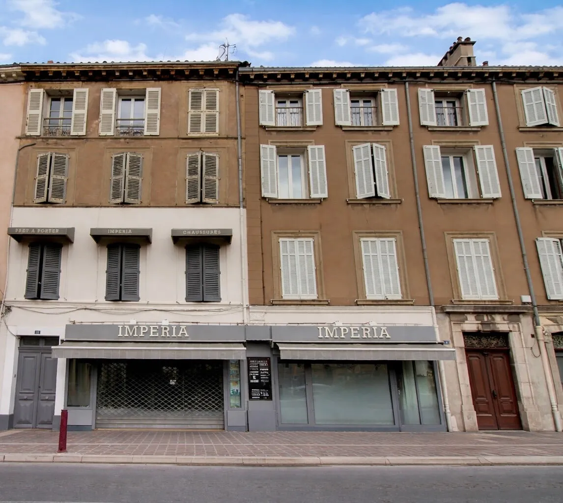 A VENDRE EN EXCLUSIVITE ! Immeuble Vidauban- Emplacement N°1 - Local commercial - 3 appartements T2 - Jardinet - Photo 1