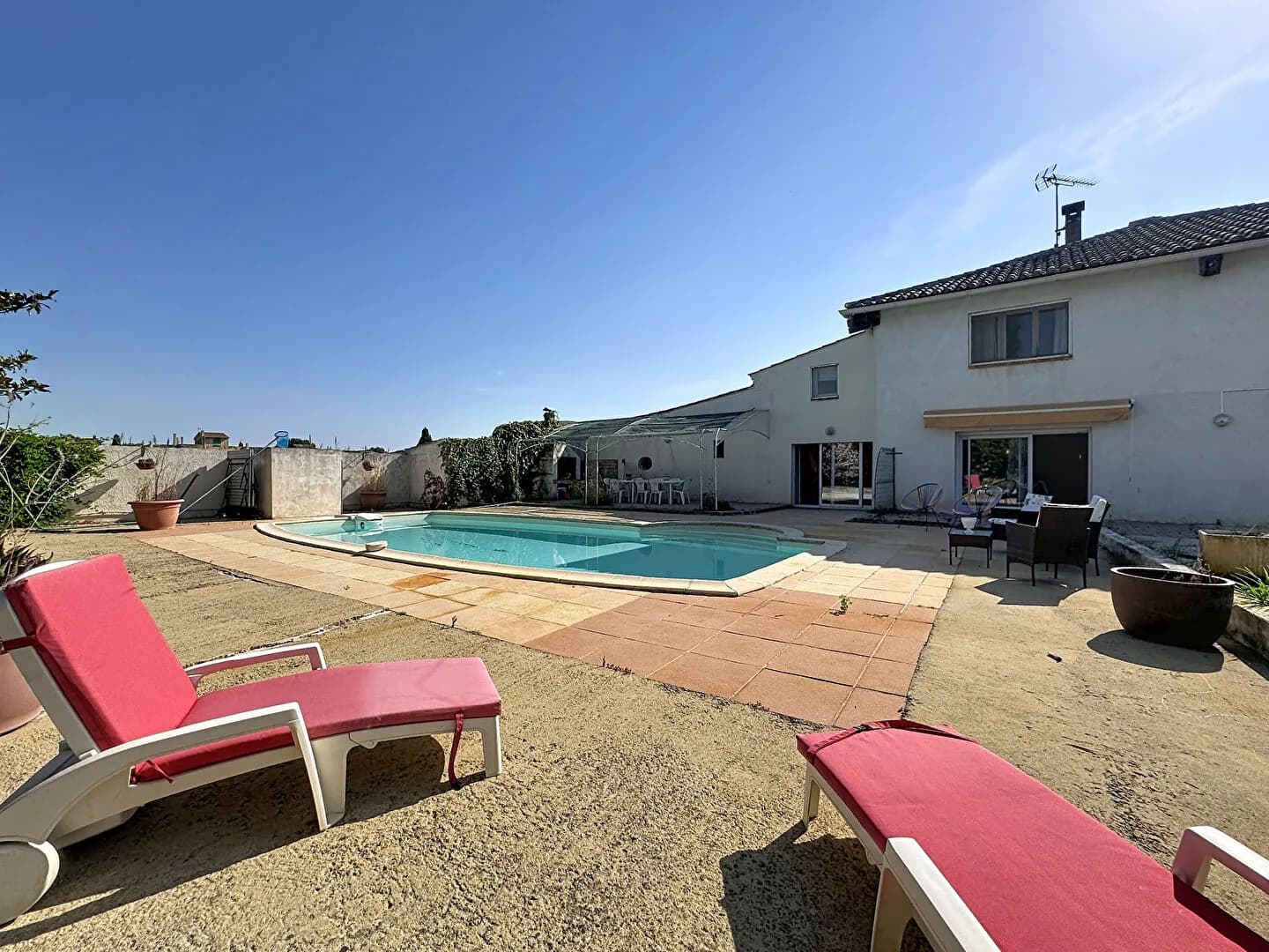 VENDRE ? ENSEMBLE IMMOBILIER DE 395 m² AVEC PISCINE À ARLES - Photo 1