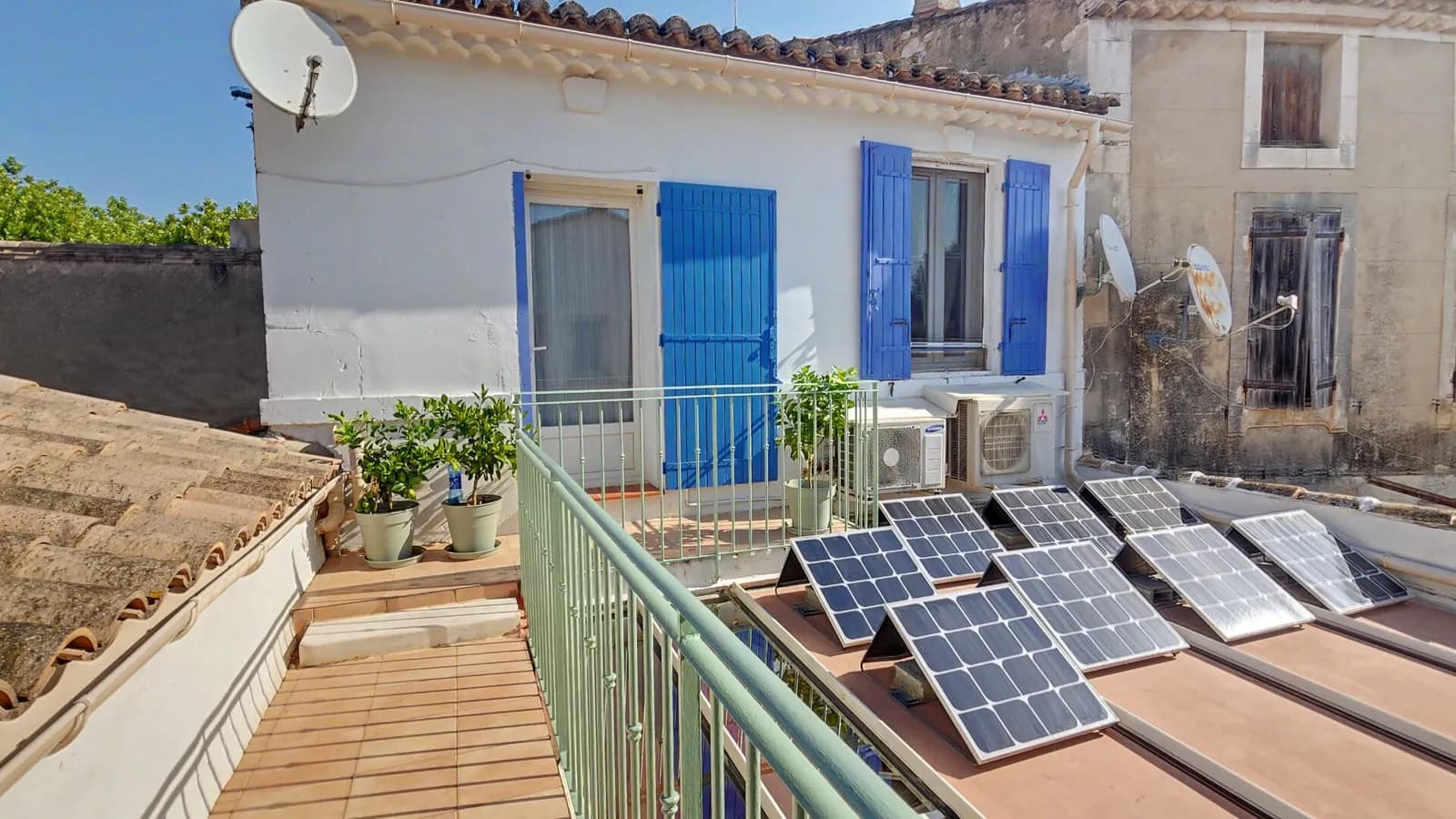 MOURIÈS, IMMEUBLE MIXTE DE 240 M² AVEC DEUX LOGEMENTS ET LOCAL COMMERCIAL . - Photo 1