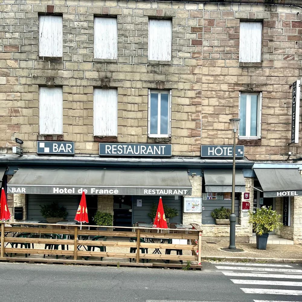 Ensemble immobilier de 799 m2 : Hôtel 2 étoiles, bar et restaurant - Photo 1