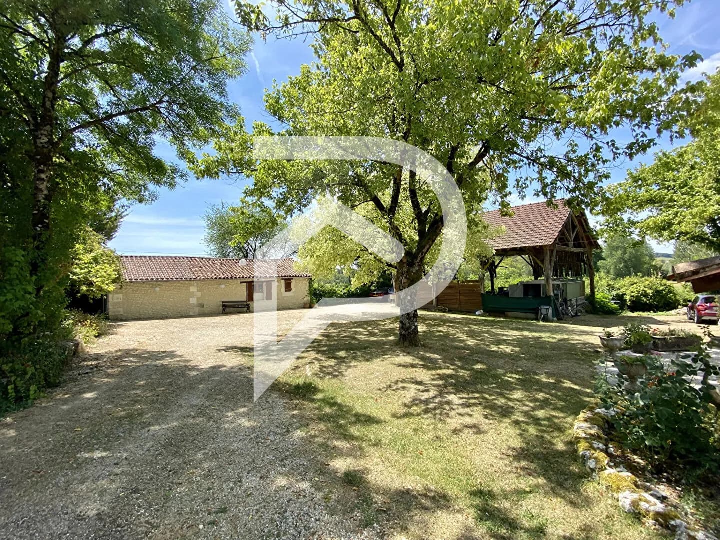 Ensemble immobilier avec dépendances, piscine et terrain, situation privilégiée. - Photo 1