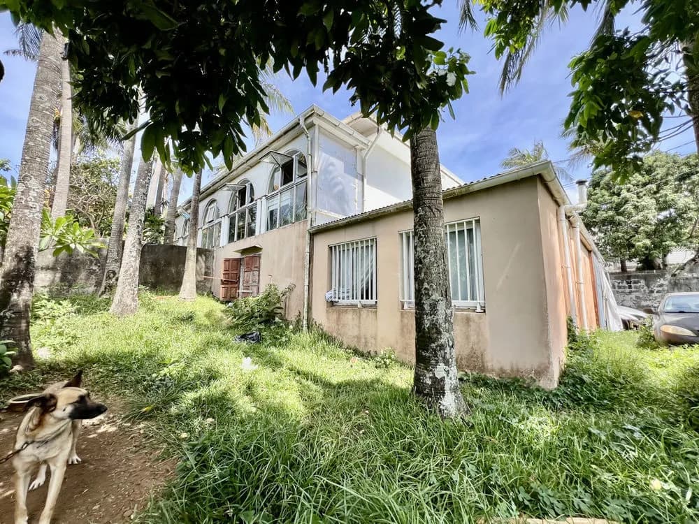 SAINT JOSEPH 97480 - ENSEMBLE IMMOBILIER À RAFRAÎCHIR - EMPLACEMENT DE CHOIX - Photo 1