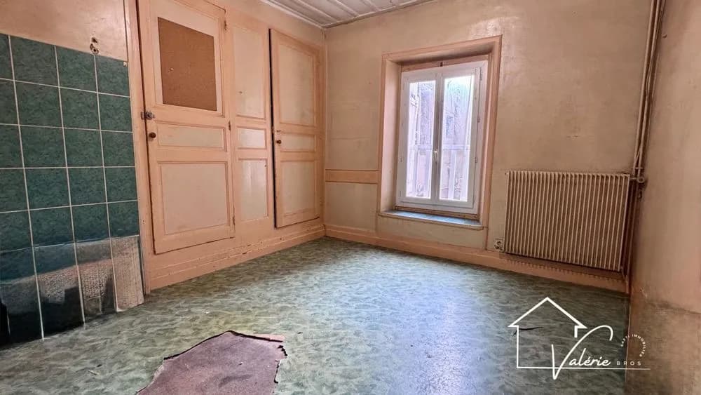 Découvrez cet immeuble avec commerce et habitation au coeur de Brioude. - Photo 1