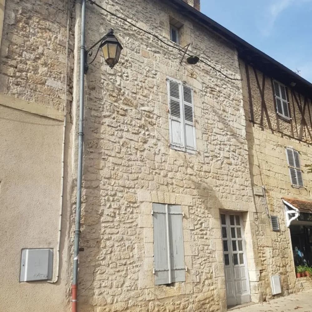 Immeuble à rénover, centre ville de Montignac-Lascaux - Photo 1