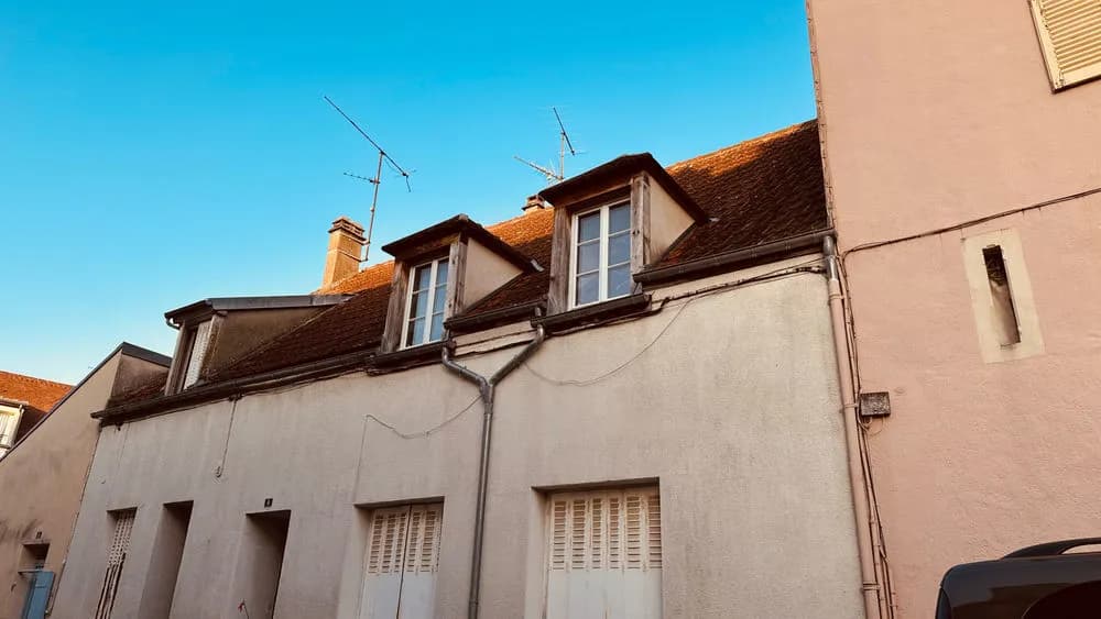 Ensemble immobilier - 2 maisons mitoyennes à AVALLON avec travaux au prix de 109 000 € F.A.I. - Photo 1