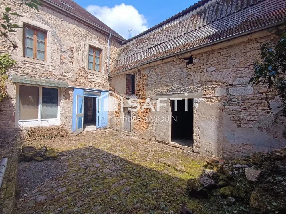 Centre village, bel immeuble avec appartement, cour et dépendances - Photo 1
