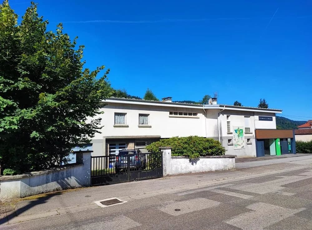 Immeuble avec habitation et local commercial. - Photo 1