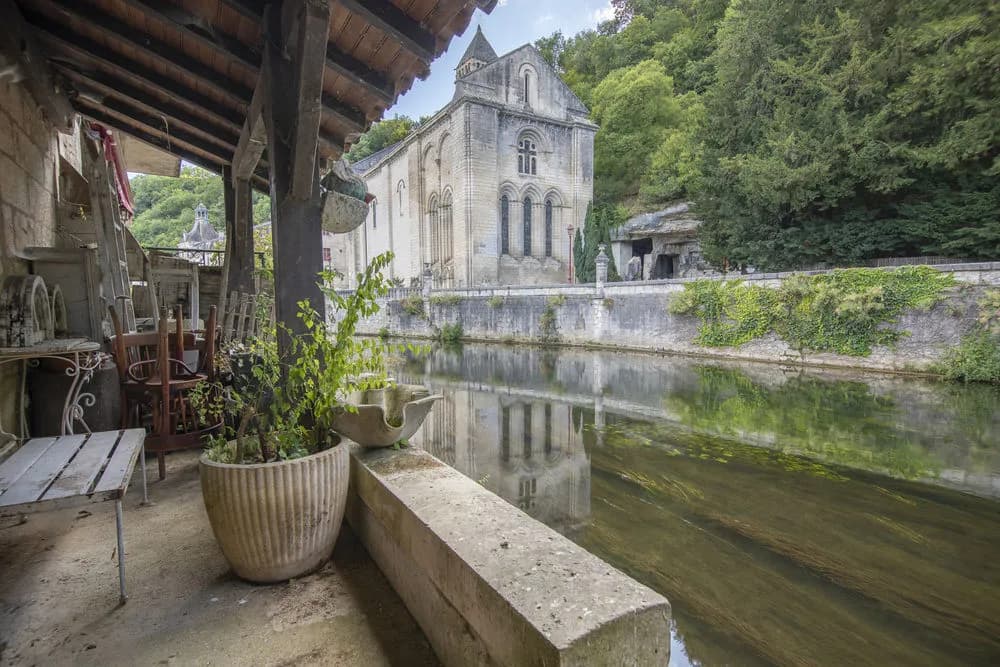 Immeuble en plein coeur de Brantome en Périgord, 8 pièces, 4 chambres et une terrasse à l'étage d'environ 50 m2 - Photo 1