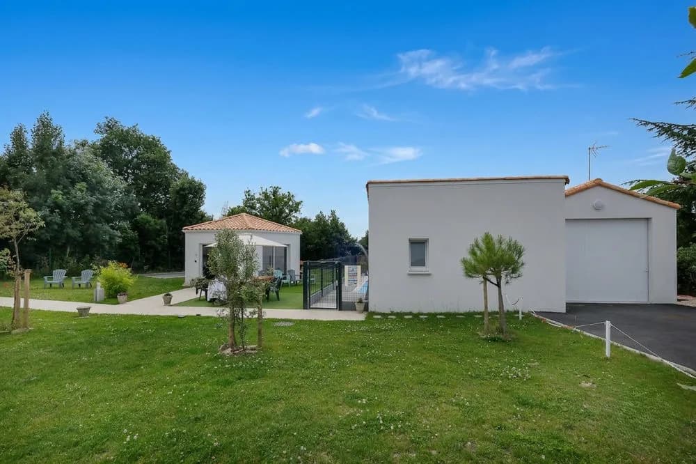 A 15 MINUTES DES SABLES D'OLONNE : Ensemble immobilier aux multiples possibilités sur 2300 m² de terrain - Photo 1