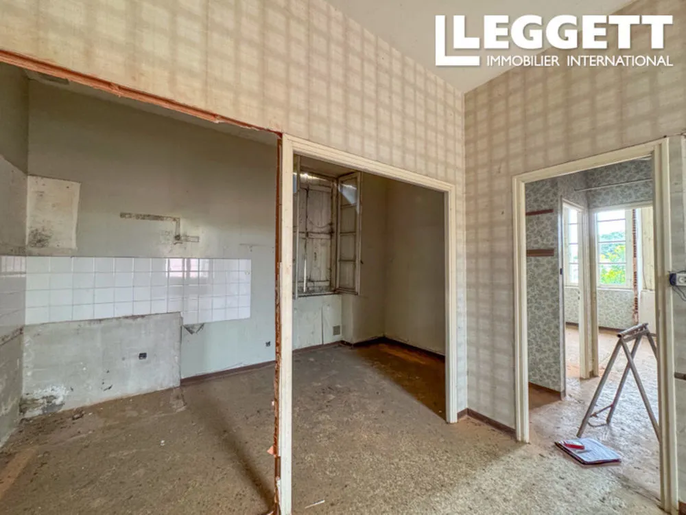 Immeuble à rénover de 220 m² au coeur de Mouilleron-Saint-Germain, fort potentiel d?investissement - Photo 1