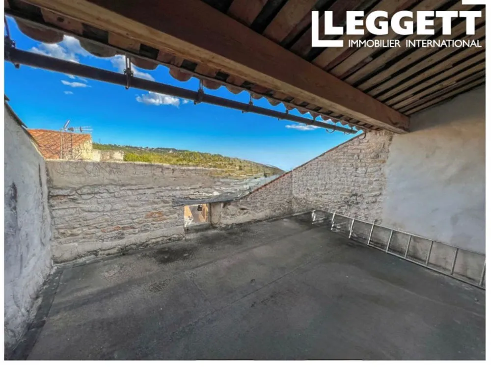 Immeuble en plein centre du village de Barjac. À rénover sur deux étages. Escalier en colimaçon neuf en pierre - Photo 1