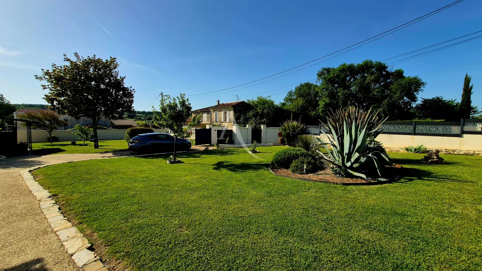 Ensemble immobilier composé de deux maisons sur terrain clos. - Photo 1