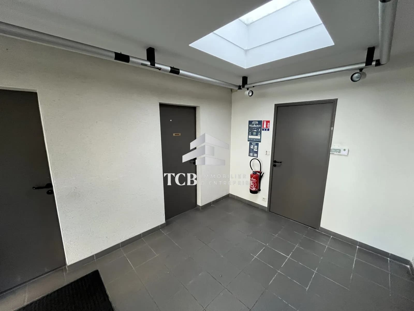 Immeuble industriel 850 m² - Photo 1