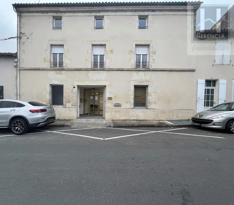 Immeuble de rapport avec un local commercial et deux appartements à St Jean d'Angely. - Photo 1