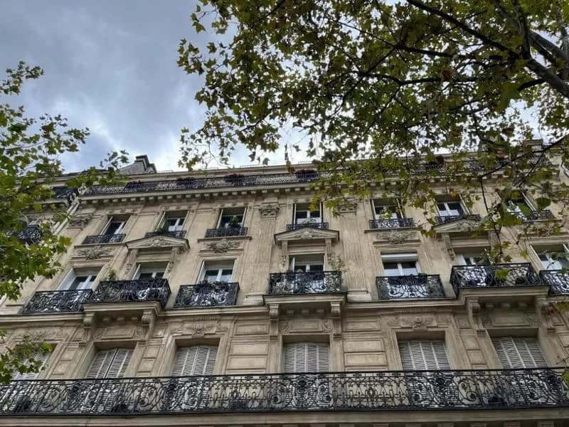 Plateau d'exception à rénover entièrement d'environ 180 m² au sol avec commercialité Place de la République - Paris - Photo 1