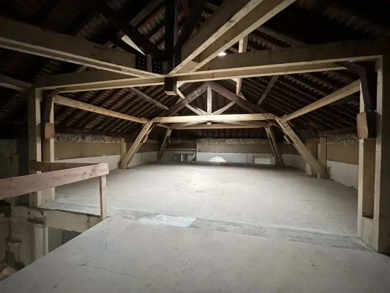 Immeuble de trois plateaux bruts à rénover (bureaux / commerces / habitation) - Photo 1