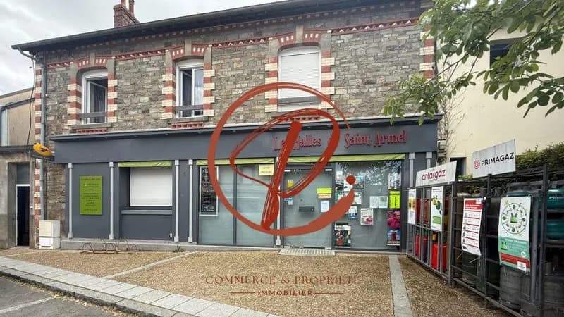 A VENDRE À SAINT-ARMEL, au coeur du bourg, un lieu chargé d'histoire cherche ses nouveaux propriétaires ! - Photo 1