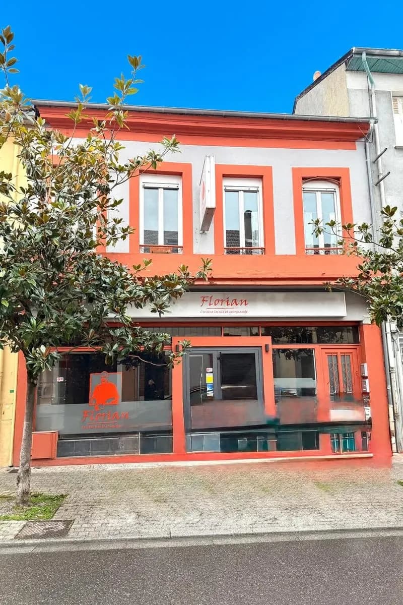 TARBES CENTRE IMMEUBLE DE RAPPORT LIBRE AVEC LOCAL COMMERCIAL, PATIO ET 3 LOGEMENTS (T3) - Photo 1