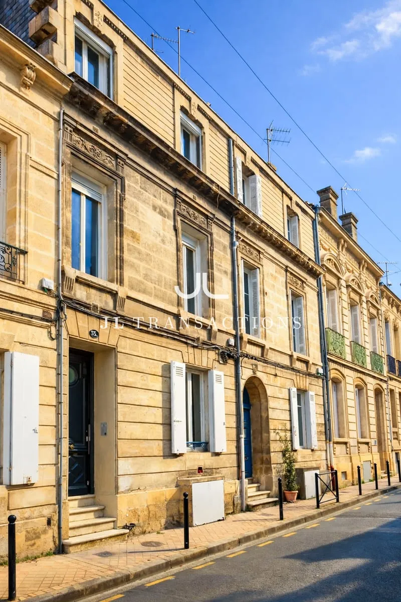 Immeuble en monopropriété — À deux pas du Jardin Public - Photo 1