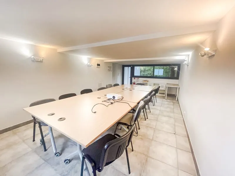 Immeuble de 11 bureaux et salle de réunion idéalement placée. - Photo 1