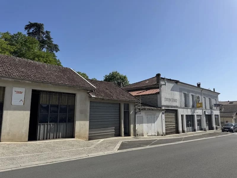 Ancien garage et atelier 535m2 avec un appartement a renover, et petit jardin - Photo 1