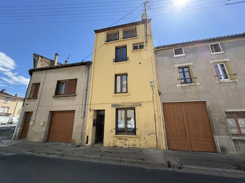 IMMEUBLE DE RAPPORT / 4 APPARTEMENTS T1 BIS / MONOPROPRIÉTÉ / CENTRE-VILLE DE VIC-LE-COMTE - Photo 1