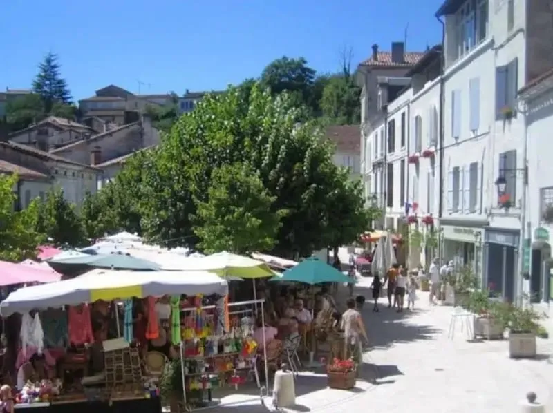 Maison de village de caractère sur la Place Centrale d'Aubeterre-sur-Dronne - Photo 1