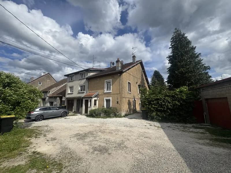 IMMEUBLE 6 APPARTEMENTS + 5 GARAGES - Photo 1