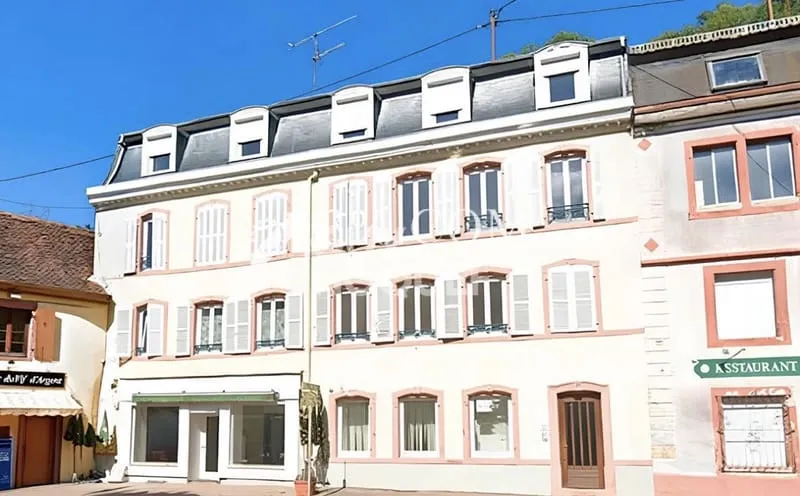 IMMEUBLE DE RAPPORT Commerces et 8 appartements - Photo 1