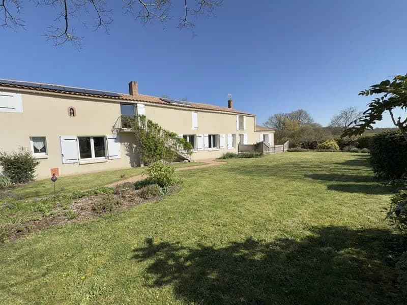 AIZENAY, ancien corps de ferme rénovée, nombreux bâtiments, sur 2,5 ha de terrain à proximité d'un lac - Photo 1