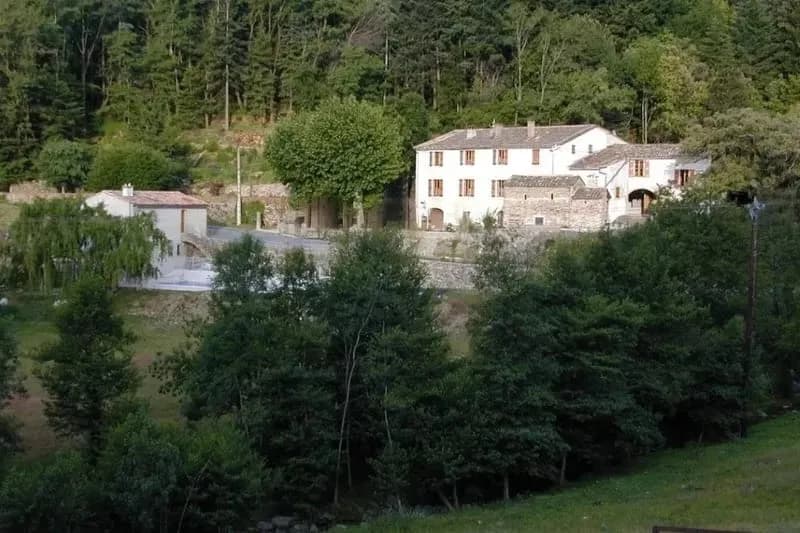 Ensemble immobilier rare avec 3 hectares, piscine, source - Photo 1
