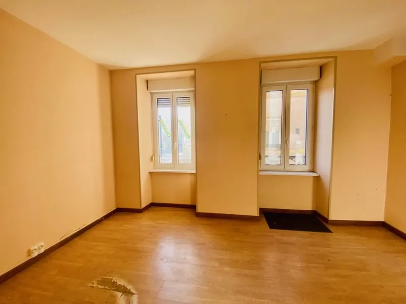 A Ronchamp: Ensemble immobilier avec deux locaux commerciaux - Photo 1