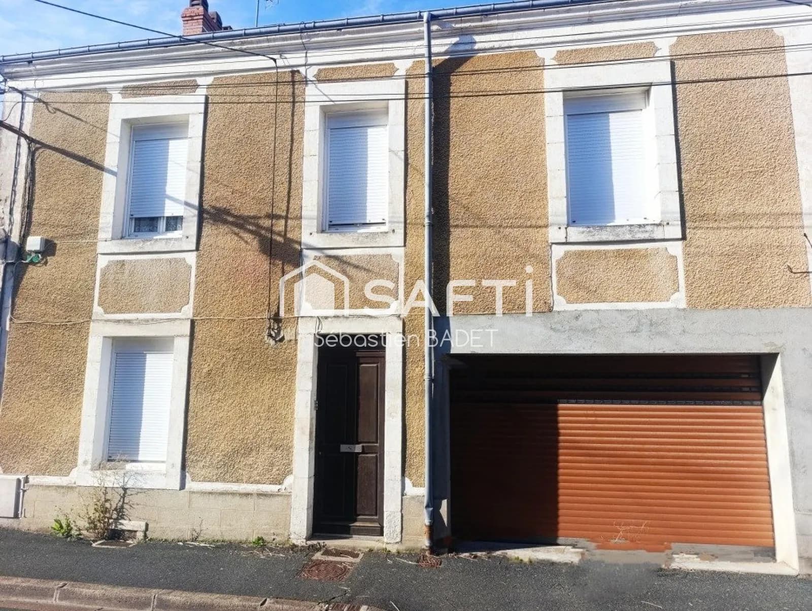 Investissez en toute sérénité à Châteauroux ! Idéalement situé à proximité immédiate de la gare et de toutes commodités, cet immeuble bien entretenu offre un excellent rendement locatif et un potentiel d'évolution intéressant. - Photo 1