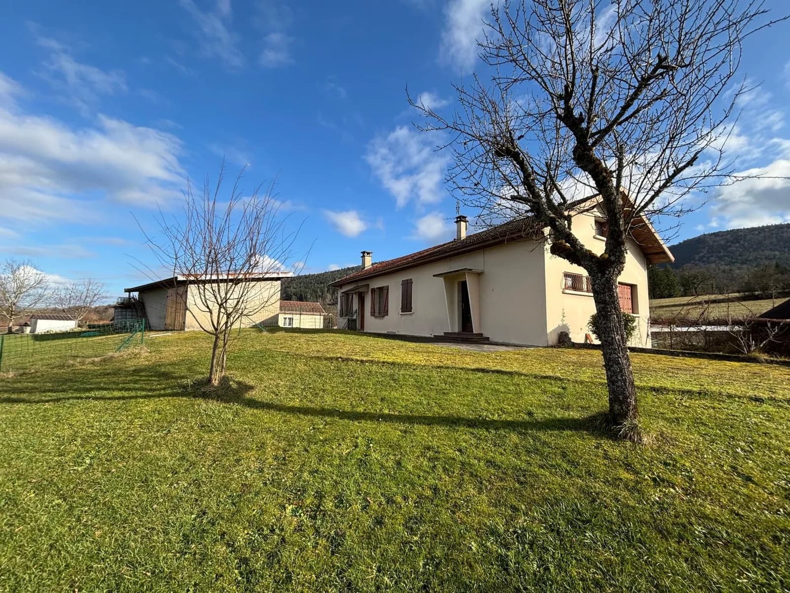 Trois appartements, un garage implanté sur un terrain de 929 m² - Photo 1