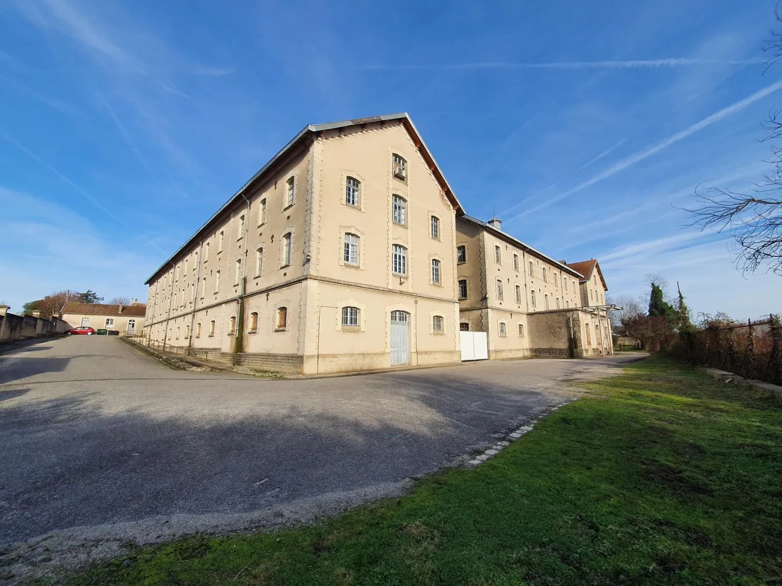 Grand ensemble immobilier de 8000m2 découpable en appartements + parking - Photo 1