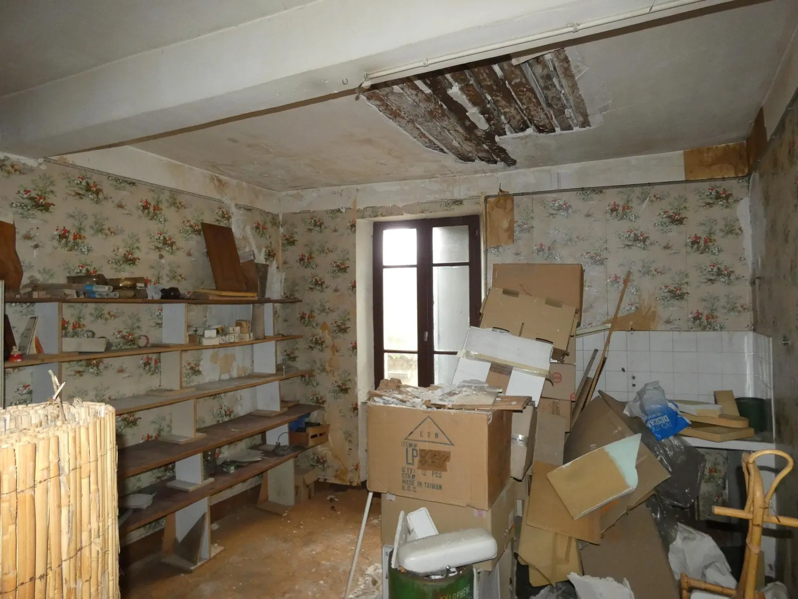 Immeuble d'habitation à rénover, idéal investisseur avec deux locaux commerciaux loués en rez-de-chaussée - Photo 1