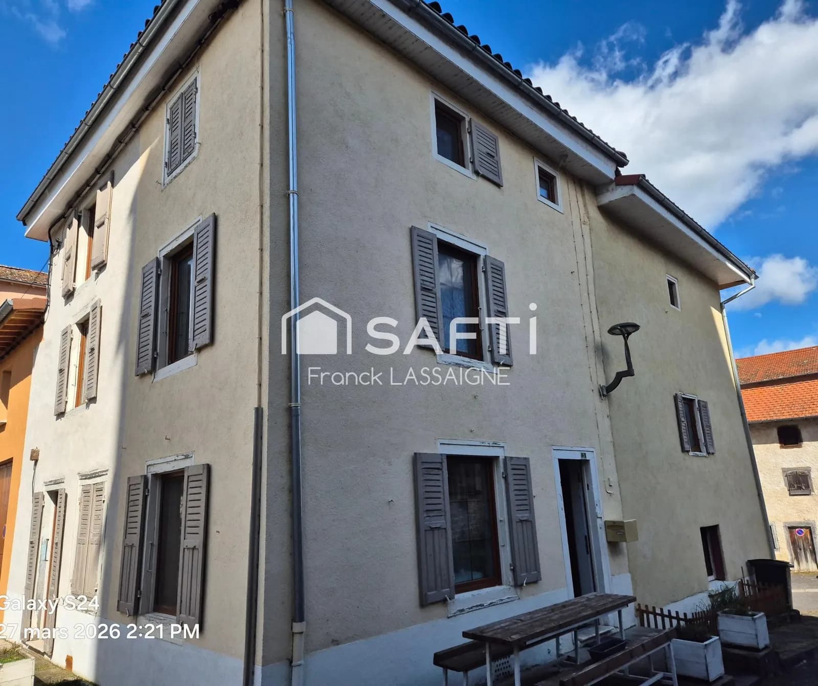 Immeuble avec appartements, caves et garages - Photo 1