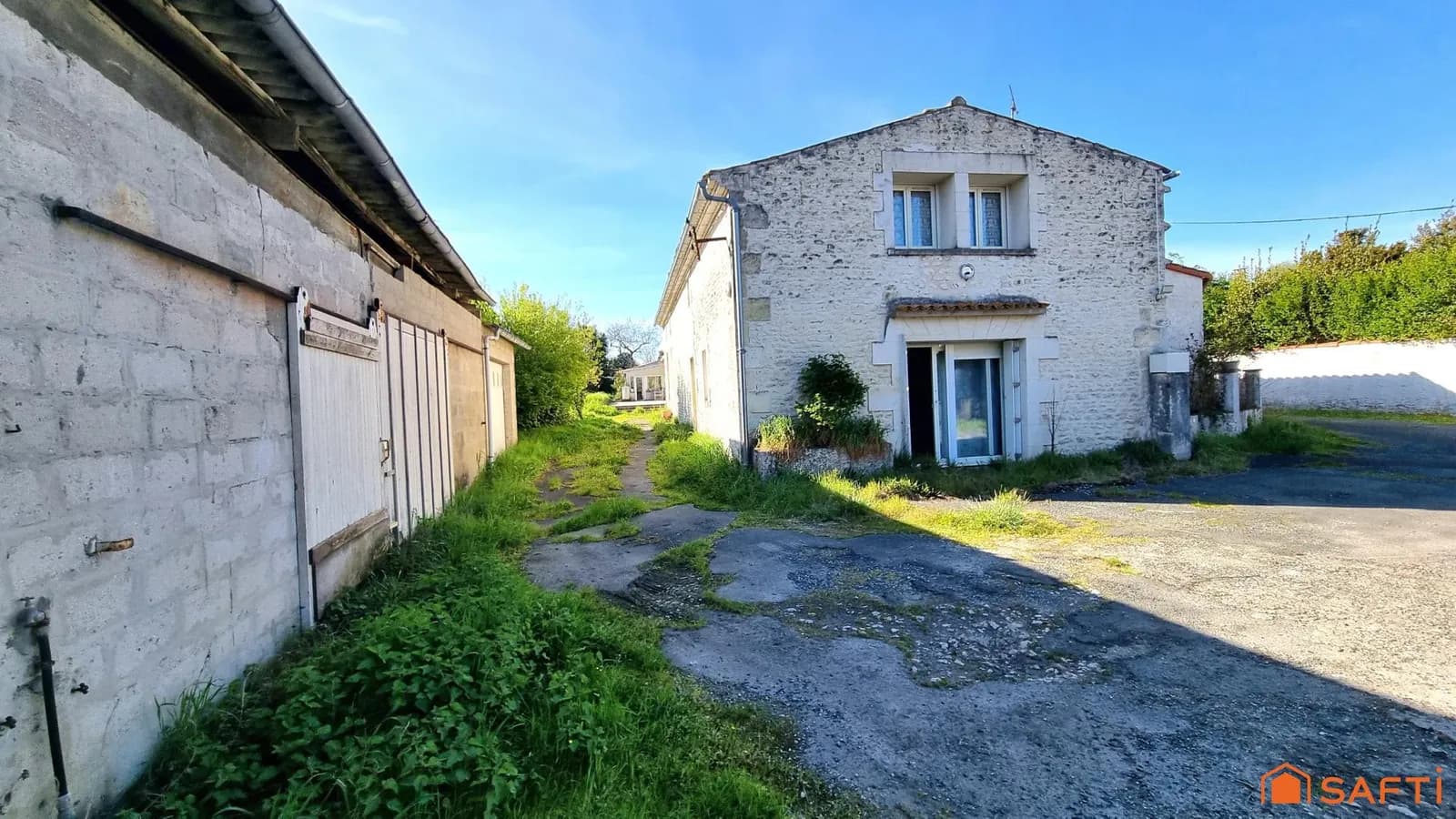 À 600 m du centre et proche port et plages, ensemble immobilier à fort potentiel... - Photo 1