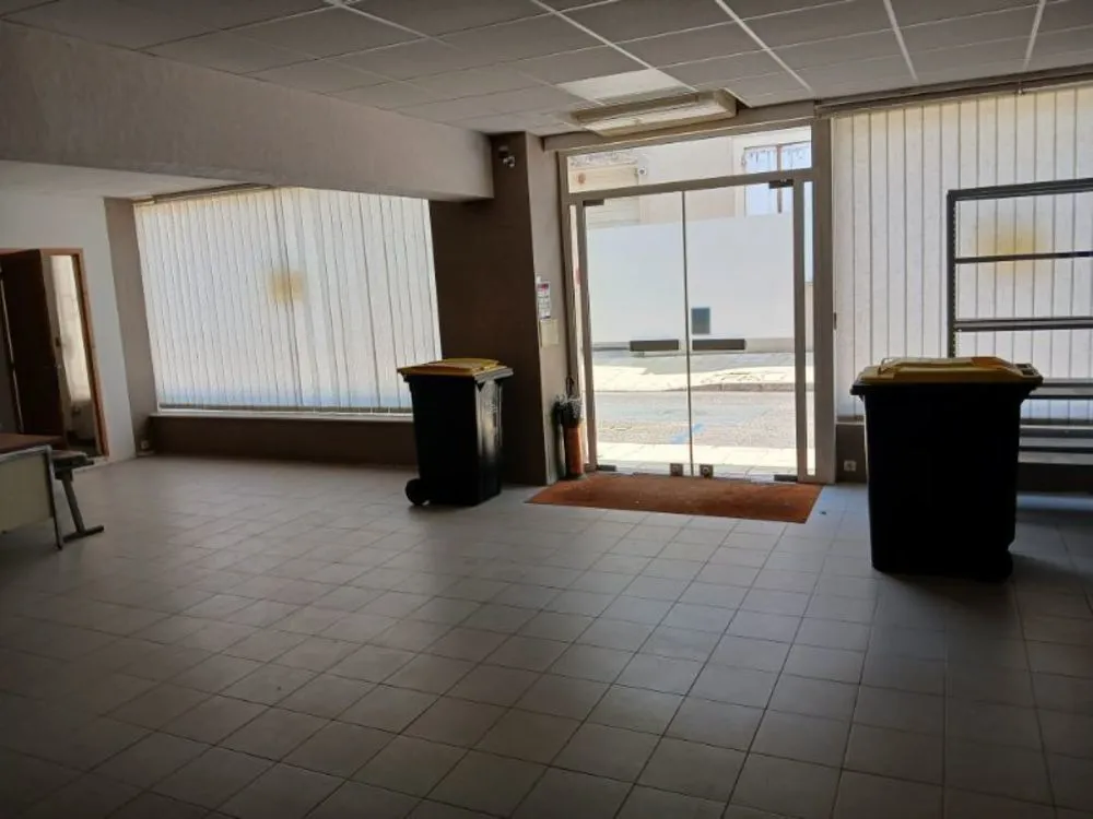Bâtiment abritant : commerce, bureau, appartement et cave - Photo 1